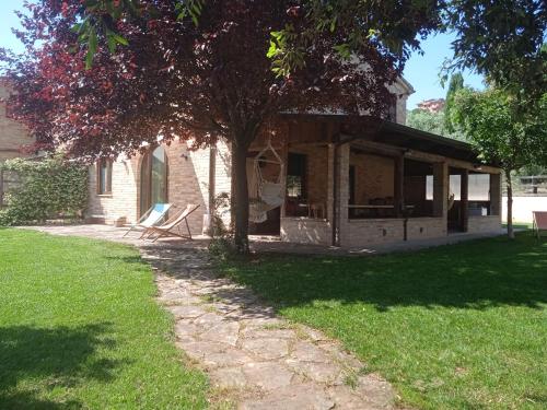 an old house with a tree in the yard at Casa LEPRICE in SantʼElpidio a Mare