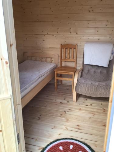 Habitación pequeña con cama y silla en Koli caravan cottages en Kolinkylä