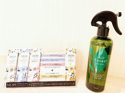 uma garrafa de purificador de ar ao lado de uma caixa de produtos da exploração florestal de ar em Hotel mond omiya em Saitama