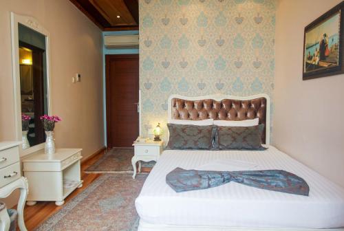 イスタンブールにあるエサンス ホテルのベッドルーム1室(弓のネクタイが付いたベッド1台付)
