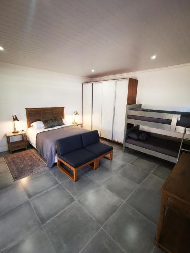 Bloemfontein的住宿－10 Jock Meiring Guesthouse unit 1，一间卧室配有一张床、一张沙发和一张桌子