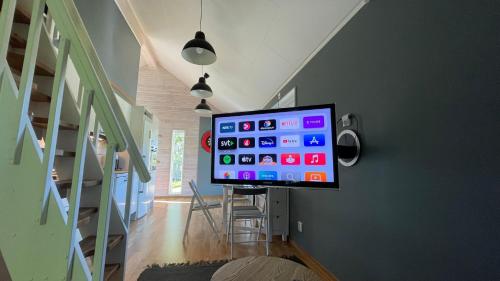 TV a/nebo společenská místnost v ubytování Floda, Minihus på 62m2 för plats för 4 vuxna och 2 barn