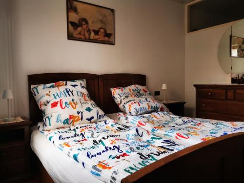 ロンツォーネにあるDolomiti Di Brentaのベッド(ハッピーバースデーキルト、枕2つ付)
