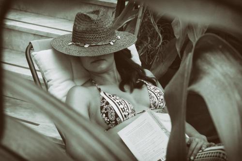 維克艾庫塞的住宿－瑪麗亞格拉齊亞住宿加早餐旅館，坐在椅子上戴帽子的女人