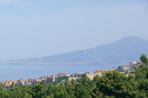 - Vistas a la ciudad y al agua en B&B Maria Grazia, en Vico Equense