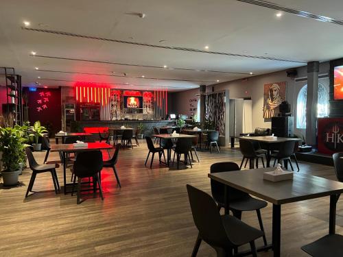 Mutrah Hotel tesisinde bir restoran veya yemek mekanı