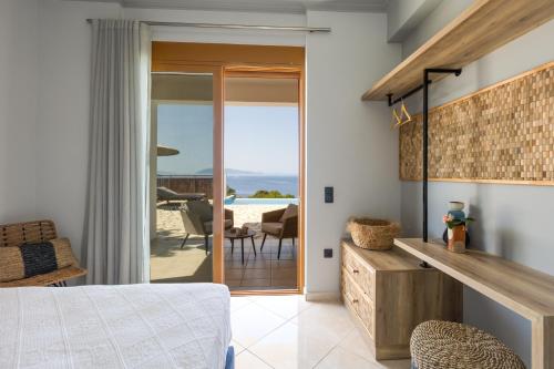 スカラ・ケファロニアにあるVilla Di Capriの海の景色を望むベッドルーム1室