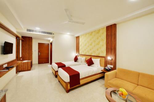 ein Hotelzimmer mit einem Bett und einem Sofa in der Unterkunft La Sara Gateway in Bangalore