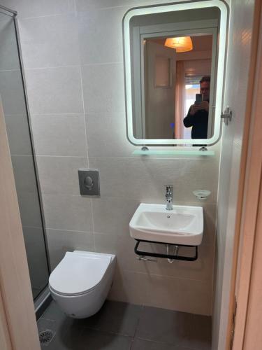 Ένα μπάνιο στο Hotel Lefka Ori - City Rooms