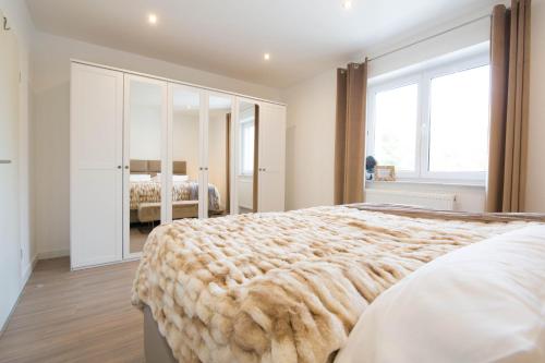 1 dormitorio con cama grande y ventana grande en Luxury Luisenthal, en Völklingen