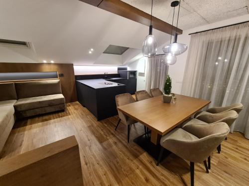 een woonkamer met een tafel en stoelen en een bank bij Chalet Gravina in Ortisei