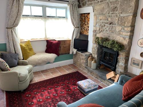 a living room with a couch and a fireplace at Charming townhouse in Bruton in Bruton