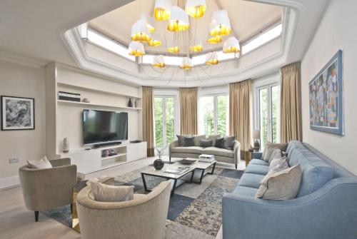 a living room filled with furniture and a tv at Fountain House in London