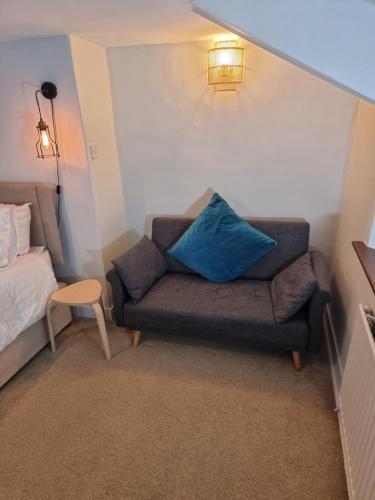 a living room with a couch and a bed at Neet Retreat - sleeps 7 next to beach in Bude