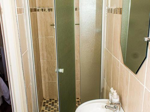 Bilik mandi di Three Angelz Lodge
