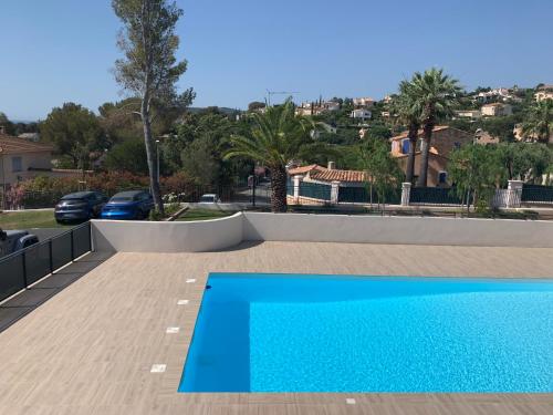 une piscine au milieu d'une maison dans l'établissement Le Diamanti B 01, à Saint-Aygulf