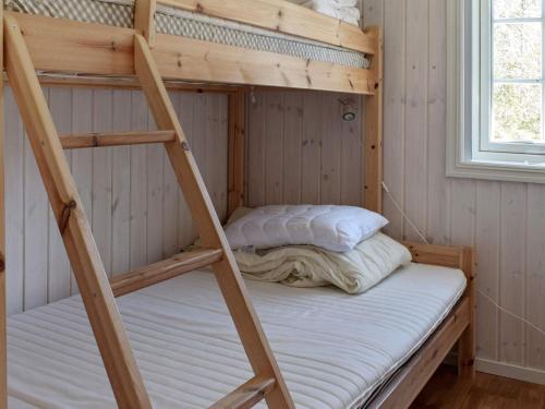 Divstāvu gulta vai divstāvu gultas numurā naktsmītnē Holiday home Passebekk