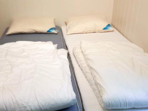twee bedden naast elkaar in een kamer bij Apartment Sjernarøy II in Sjernarøy
