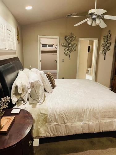 Spacious Master Bedroom with private office – Photos 3