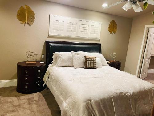 Spacious Master Bedroom with private office – Photos 2