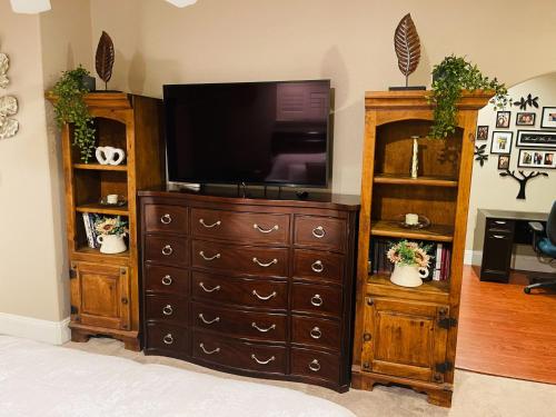 Spacious Master Bedroom with private office – Photos 4