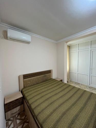 - une chambre avec un grand lit dans l'établissement Ureki Beach Apartment, à Ureki