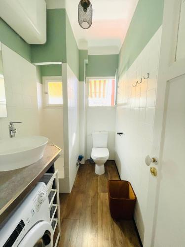 une salle de bain avec un lavabo et des toilettes dans l'établissement Appartement Bonaparte centre ville d'Ajaccio, à Ajaccio
