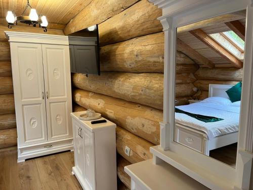 Un dormitorio con una pared de madera y una cama. en Pensiunea Mireasma Bucovinei, en Crucea