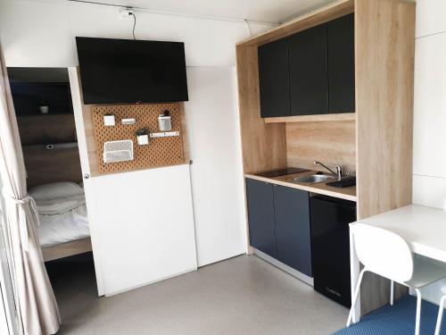 eine kleine Küche mit Kühlschrank und Spüle in der Unterkunft Starlight mobile house by Kolpa river in Gradac