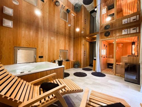 Großes Zimmer mit Badewanne und Holzwänden in der Unterkunft Starlight mobile house by Kolpa river in Gradac
