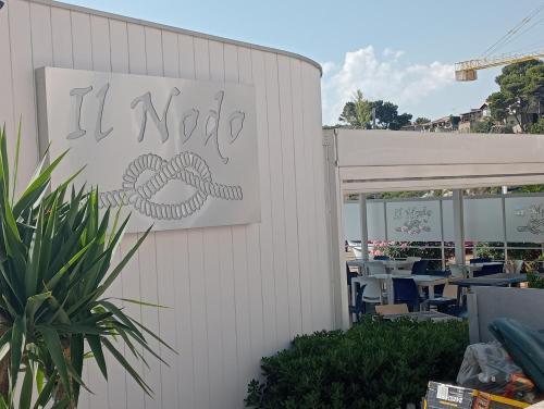 a restaurant with a sign that reads it motel at Lumera in Santa Flavia