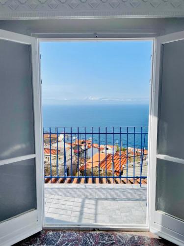 Drzwi otwarte z widokiem na ocean w obiekcie Άκρη του κόσμου w mieście Samos