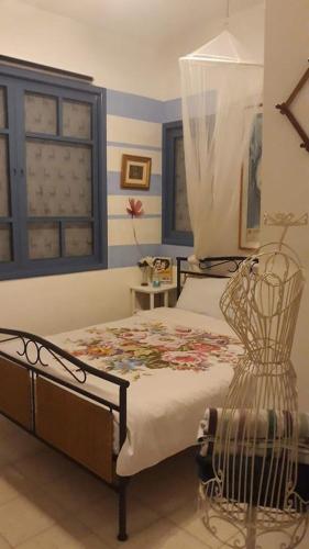 a bedroom with a bed and a window at Barud Gedera Israel in Gedera