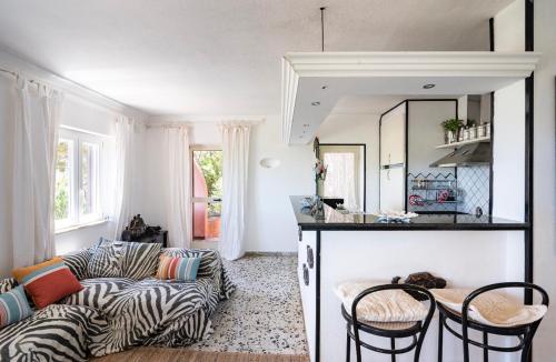 ein Wohnzimmer mit einem Sofa und einem Tisch in der Unterkunft Villa Marta in Palau