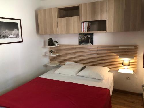 Posteľ alebo postele v izbe v ubytovaní Le chalet de "Lamarmotte" T3 rénové avec terrasse sud en rez de jardin