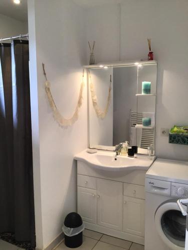 une salle de bain avec un lavabo et un miroir dans l'établissement Appt T2 Standing avec Piscine et Terrasse, à Porto-Vecchio