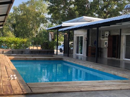 烏泰他尼府的住宿－SolarCell Private Homestay - โซล่าเซลล์ไพรเวทโฮมสเตย์，房屋前的游泳池