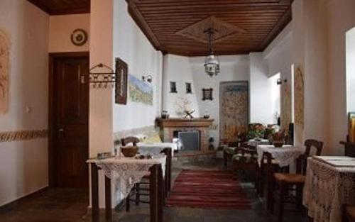 jadalnia ze stołami i krzesłami w budynku w obiekcie Vera's Traditional House w mieście Zagora