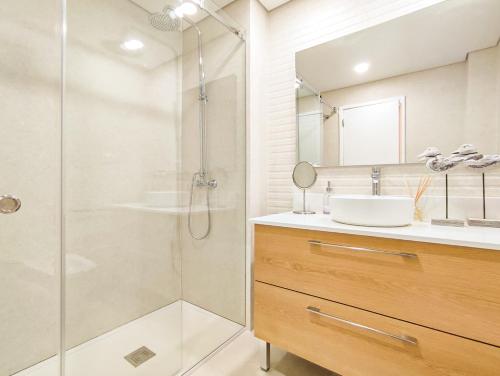 Et badeværelse på Apartamento Gomes -Free Airco, wiffi & Swimming Pool- by bedzy
