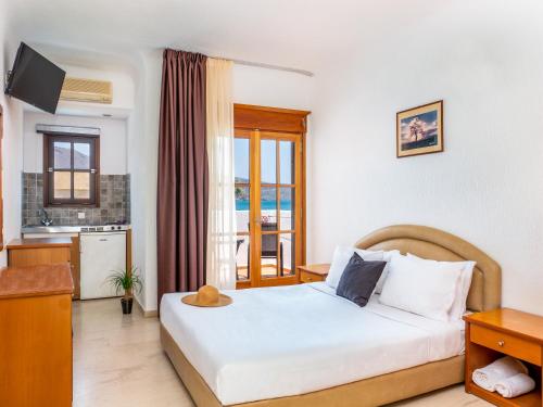 Postel nebo postele na pokoji v ubytování Elounda Alikes Suites & Studios