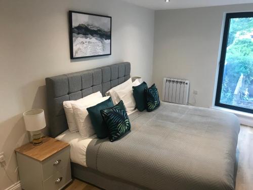 A bed or beds in a room at Heart of Henley 1 & 2 Bedroom Apartments