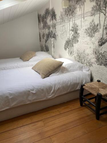 - une chambre avec un lit orné d'une fresque murale dans l'établissement villa blanche Cabine 1, à Cap-Ferret