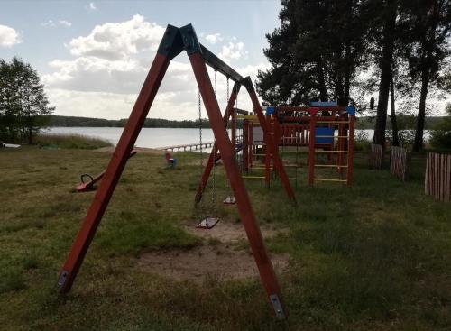 huśtawka w parku z placem zabaw w obiekcie Agroturystyka Leśniczówka Więckowo-noclegi w mieście Janowo
