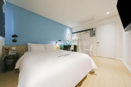 Hotel Yeogiuhtte Gyeongpo tesisinde bir odada yatak veya yataklar