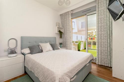 - une chambre blanche avec un lit et une fenêtre dans l'établissement Luxurious villa with children's area (5 min to the sea), à La Horadada