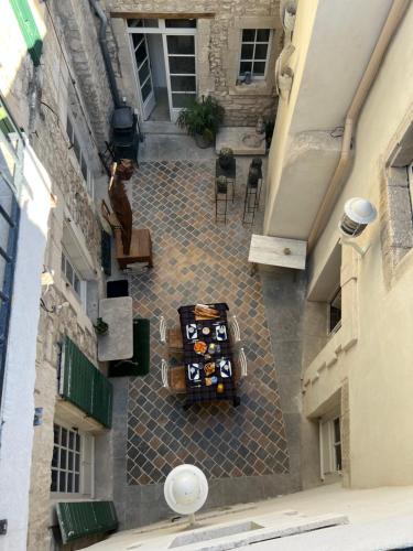 Le Regardeur في سان ريمي دو بروفنس: منظر علوي لفناء به قطة جالسة على كرسي