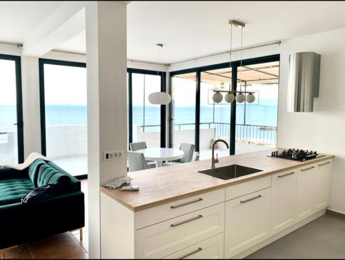 Kuchyňa alebo kuchynka v ubytovaní Luxurious Four Bedroom Beach Penthouse