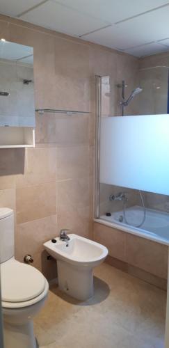 łazienka z toaletą, umywalką i wanną w obiekcie Infinity Apartment w Almuñécar
