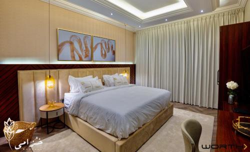 um quarto com uma cama grande num quarto em Khozama AlNahda em Jeddah