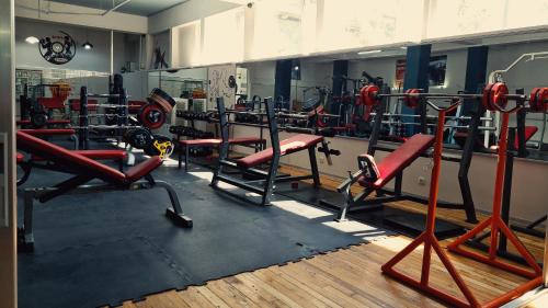 um ginásio com muito equipamento numa sala em Апарт-отель Nine Rooms em Yerevan